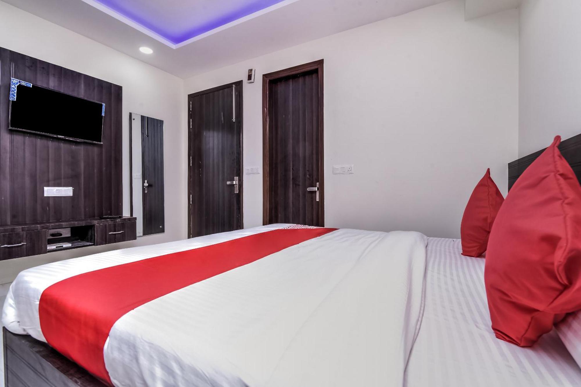 Hotel Aerostar Gold - Opposite Max Healthcare Дели Экстерьер фото