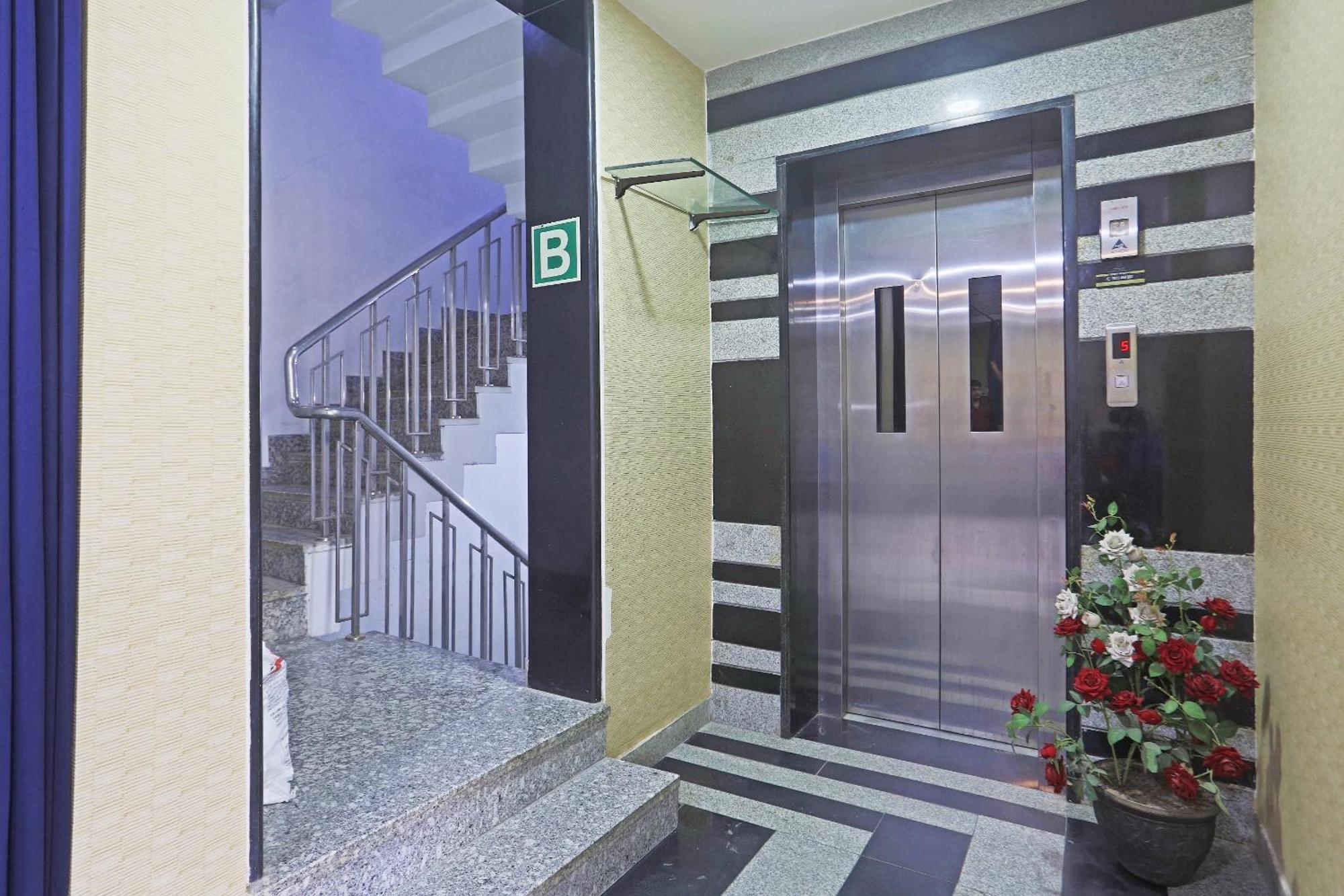 Hotel Aerostar Gold - Opposite Max Healthcare Дели Экстерьер фото