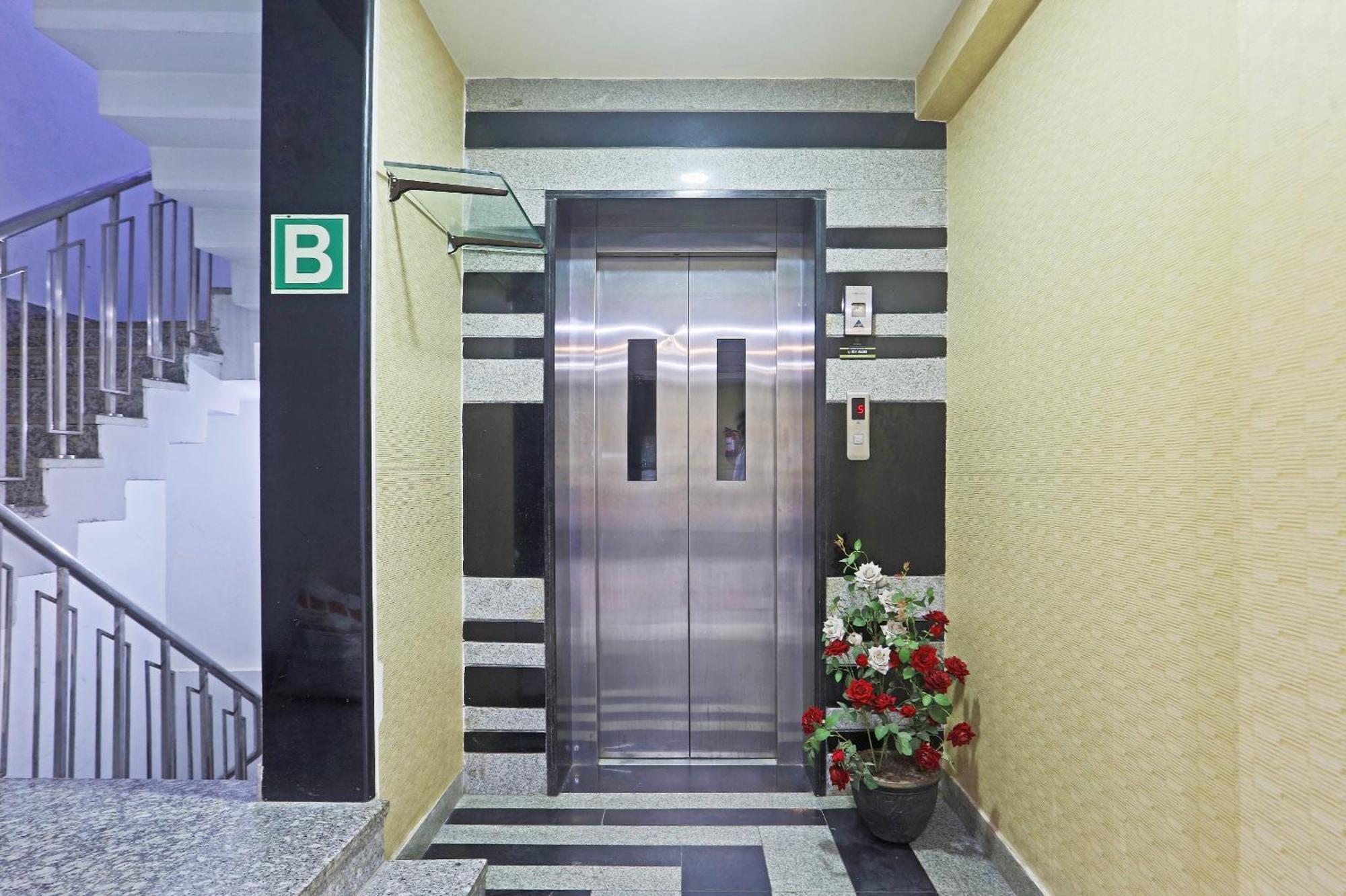 Hotel Aerostar Gold - Opposite Max Healthcare Дели Экстерьер фото