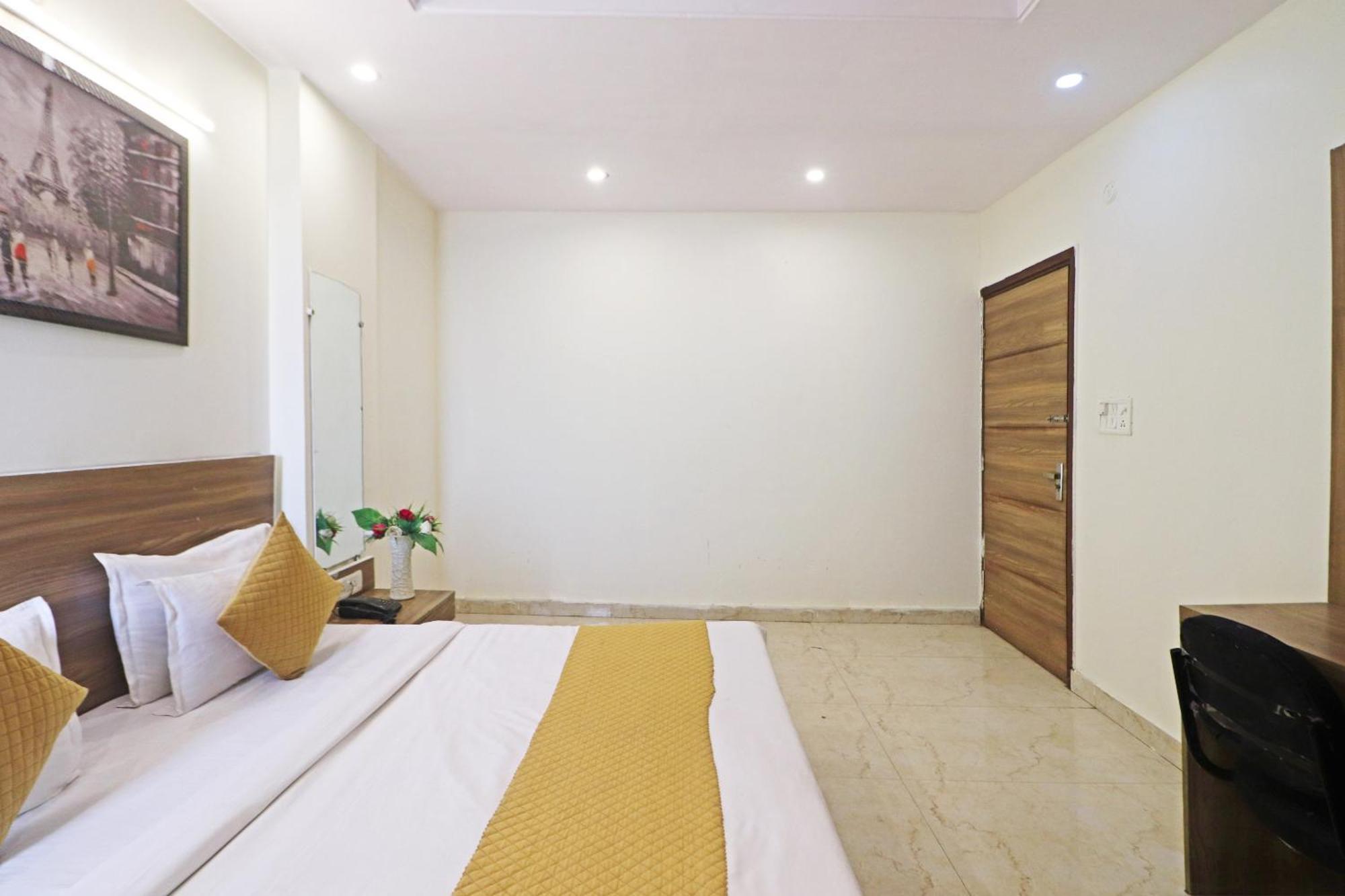 Hotel Aerostar Gold - Opposite Max Healthcare Дели Экстерьер фото