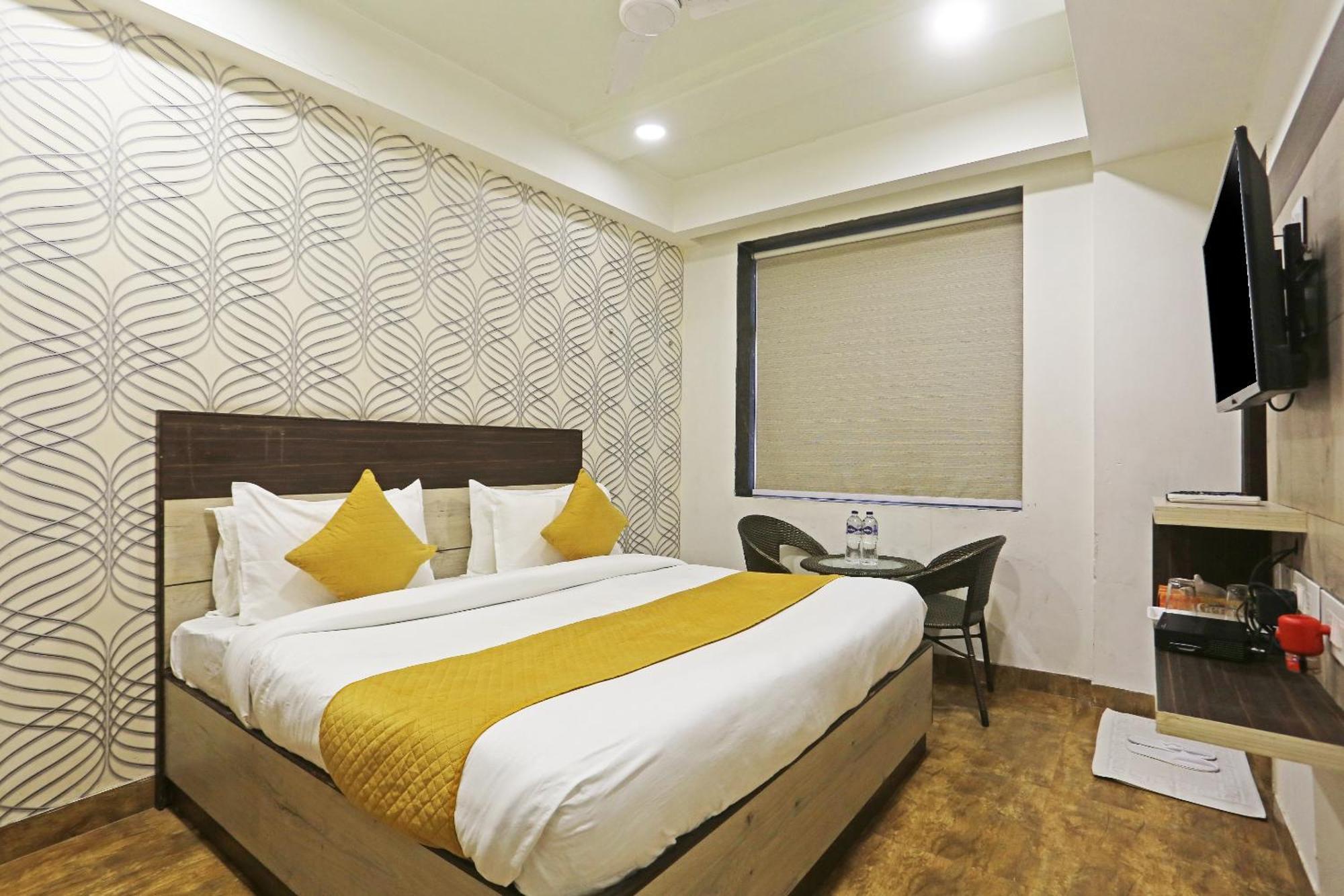 Hotel Aerostar Gold - Opposite Max Healthcare Дели Экстерьер фото